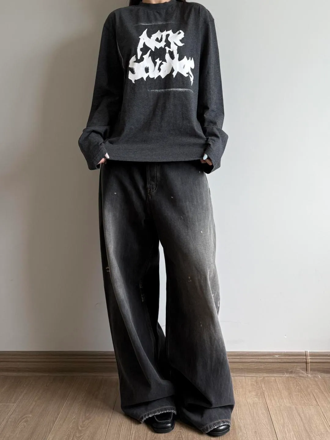 90 Acne Studios Stockholm, Sweden, Color: White Black ACNE Midsummer Capsule Series Long Sleeve Fabric: The fabric has been specially washed and feels soft and Breathable. It has a Retro worn texture, which is comfortable to wear and not easy to deform. Technology: The White letter pattern on the chest is spray-painted with a natural gradient white space effect on the edge, creating an old and worn visual level. Details: All accessories are customized. The level of precision can beat the domestic cross-border special Size table: S (chest 55.5, length 69, sleeve length 60.5, shoulder width 51.5) M (chest 57.5, length 71, sleeve length 61.5, shoulder width 53) L (chest 59.5, length 73, sleeve length 62.5, shoulder width 54.5) XL (chest 61.5, length 75, sleeve length 63.5 Shoulder width 56) Recommended for 170cm and below, weight 80-130kg S 170-175cm weight 130-150kg M 175-180cm weight 150-170kg L 180-185cm weight 170-190kg XL